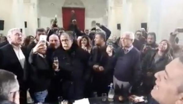 Sandro Ruotolo è stato eletto senatore, al comitato elettorale intonano ‘Bella Ciao’ | VIDEO