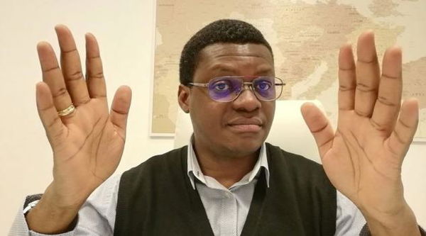 Secondo Stephen Ogongo le Sardine sono manovrate: «Santori vede il mondo come Peppone e Don Camillo»