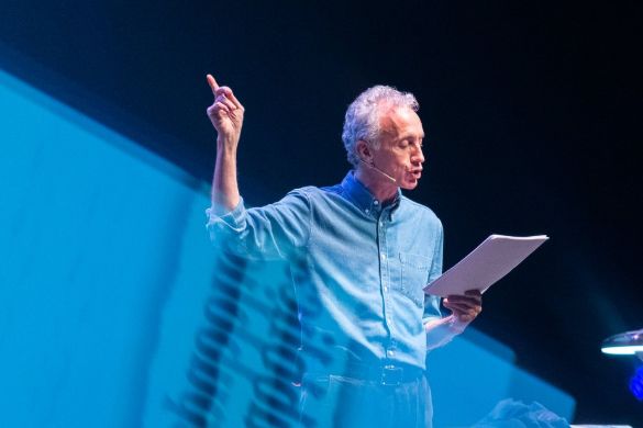 Travaglio contro Burioni: «Ha detto di non dare ascolto ai virologi della domenica, proprio di domenica»