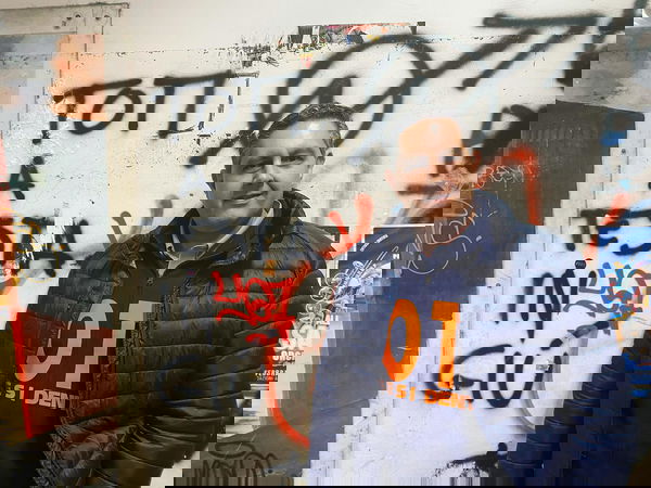 Toti scopre che la scritta con la minaccia denunciata sui social è del 2015: «E perché non l’avete cancellata?»