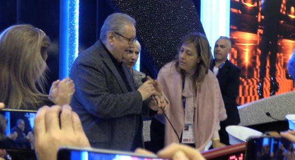 L’ultimo Festival di Vincenzo Mollica, l’omaggio della sala stampa di Sanremo | VIDEO