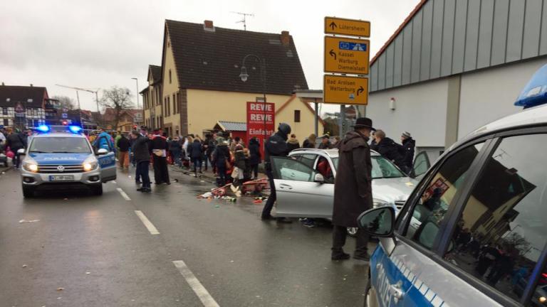 Un’auto investe la parata del carnevale di Volkmarsen (Germania): 15 feriti tra cui diversi bambini