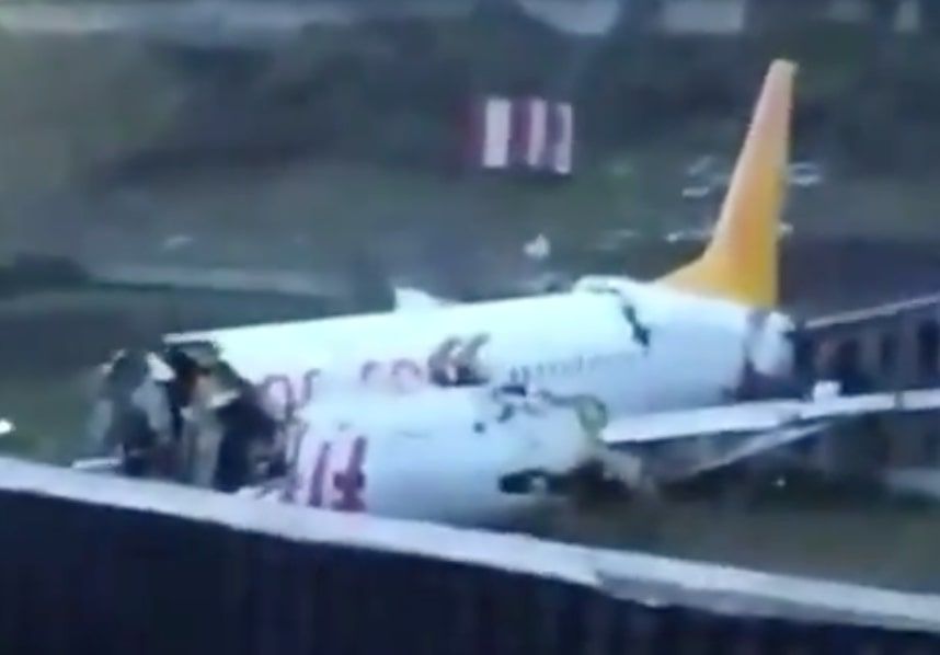 L’aereo turco che si è spezzato in tre parti, nessun morto tra i 177 passeggeri article-post
