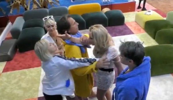 Lite tra Antonella Elia e Valeria Marini, rissa al Grande Fratello Vip | Video