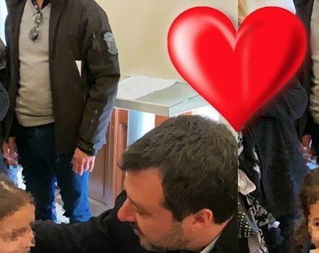 Matteo Salvini pubblica sui suoi social una foto di una bambina senza censura del volto article-post