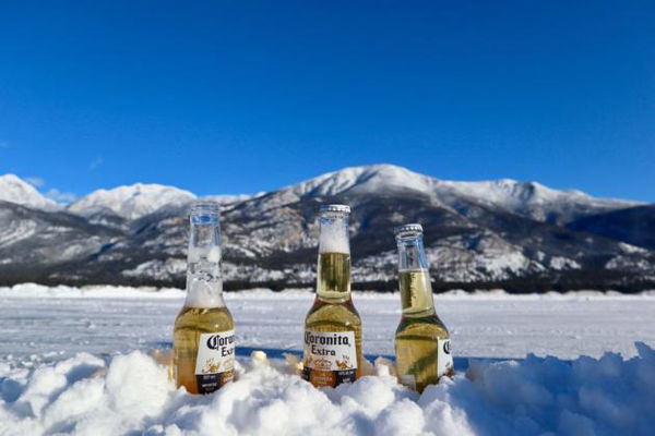 Dall’inizio del contagio da coronavirus, la birra Corona ha perso 160 milioni. Ma non è come sembra