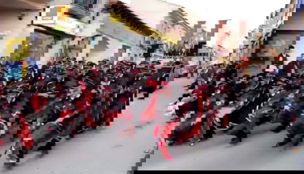 Secondo l’associazione che ha proposto un gruppo mascherato sull’olocausto, si trattava di un «omaggio alle vittime»