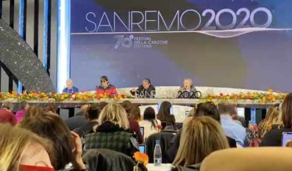 Bugo e la casa discografica in conferenza stampa: «Morgan non sta bene, aiutatelo»