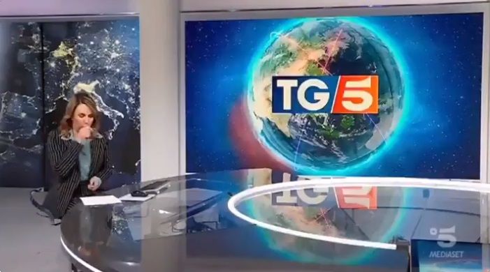 La giornalista del TG5 che non smette di tossire mentre parla della terribile giornata delle borse per il coronavirus