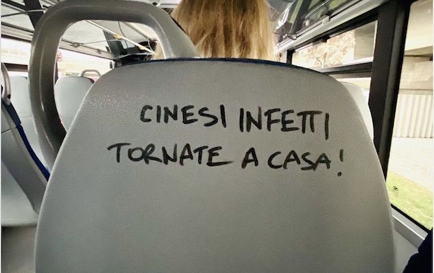 Scritta razzista contro i cinesi sul bus Cotral, l’azienda: «È il 2020 o il 1920?» article-post