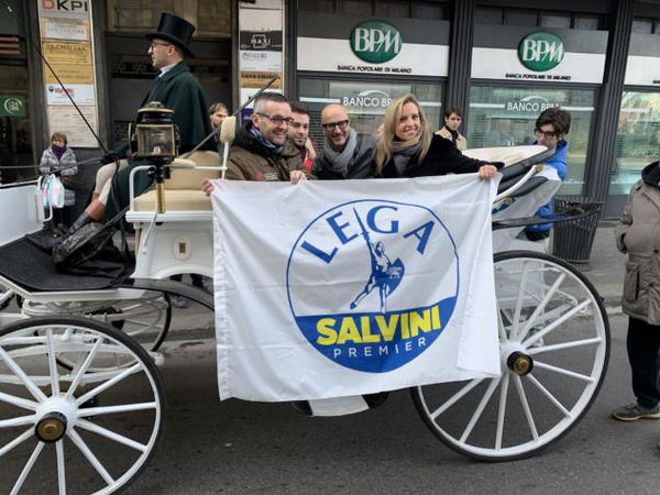 La Lega affronta il blocco delle auto con la carrozza: «Boiata pazzesca, basta propaganda Gretina»