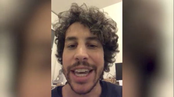 Mattia Santori replica alle polemiche per le Sardine ad Amici: «Fidatevi di noi»