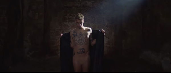 Achille Lauro e l’ultimo affondo al maschilismo tossico nel nuovo video