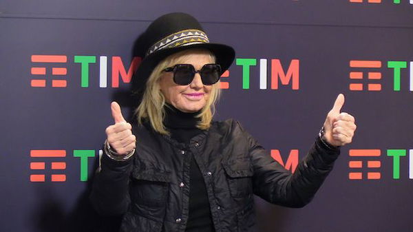 Rita Pavone a Sanremo chiarisce: “Io sono liberale, non mi piace nessun politico di oggi” | Video