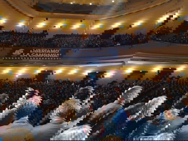 Napoli, va in scena il nuovo scontro tra Salvini e le Sardine