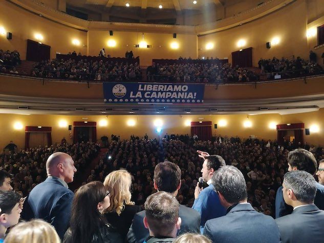 Napoli, va in scena il nuovo scontro tra Salvini e le Sardine article-post