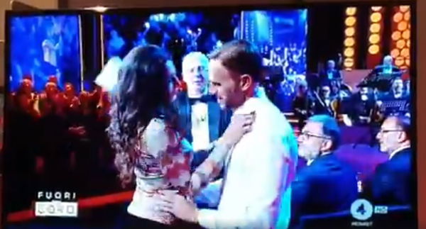 Il siparietto di Mario Giordano su Sanremo: «I baci eterosessuali sono normali» | VIDEO