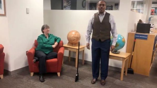 L’infinita pazienza della Nasa che deve spiegare che la storia della scopa che sta in piedi è «solo fisica»