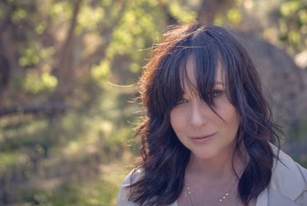 Shannen Doherty combatte di nuovo contro la sua malattia: «Il tumore è tornato»