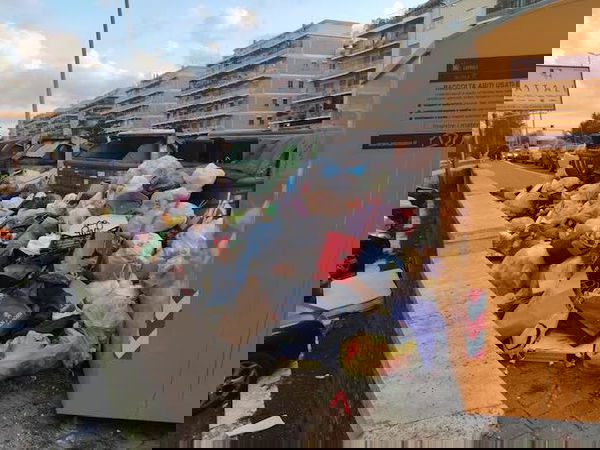 Roma, i netturbini si rifiutano di svuotare i cassonetti delle “Chinatown” usando il Coronavirus come scusa