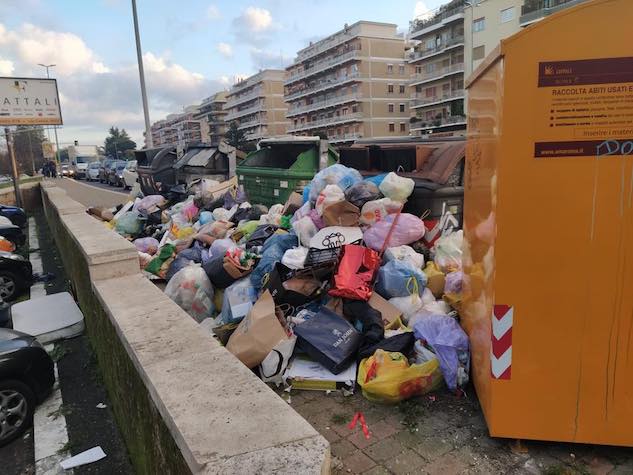 Roma, i netturbini si rifiutano di svuotare i cassonetti delle “Chinatown” usando il Coronavirus come scusa article-post