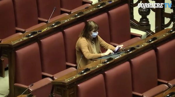 Teresa Baldini, la deputata con la mascherina in aula: «Come medico, la consiglio»