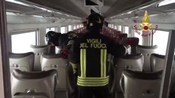Dentro al treno deragliato: l’ispezione dei vigili del fuoco per escludere altre vittime | VIDEO
