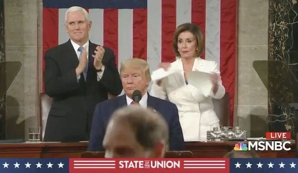 Stato dell’Unione: Trump dice che «il meglio deve ancora venire» e Nancy Pelosi strappa il suo discorso «pieno di bugie»
