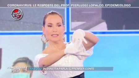 Barbara D’Urso, stavolta il tutorial insegna a togliere i guanti in lattice | Video article-post