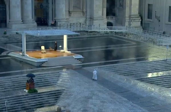 Papa Francesco unisce l’Italia con la preghiera, tutti davanti alla tv