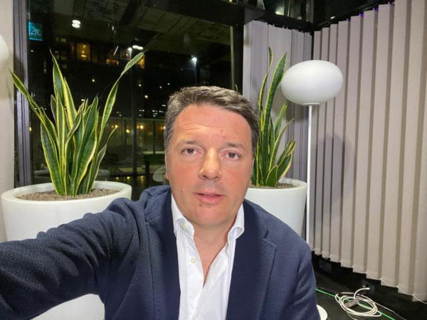 Coronavirus, per Renzi bisogna «riaprire fabbriche e scuole». Insorgono gli scienziati: «È follia»