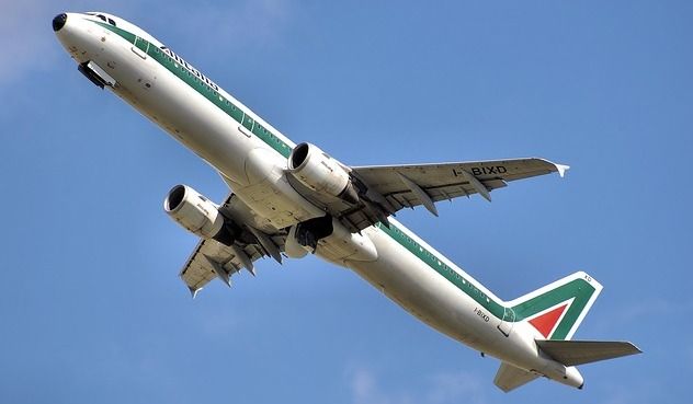Alitalia torna in vendita: offerte entro il 18 marzo. E c’è l’ipotesi di uno ‘spacchettamento’ article-post