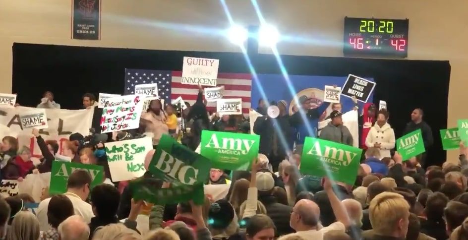 Dopo Buttigieg, lascia anche Klobouchar: i democratici provano a spingere Biden contro Sanders article-post