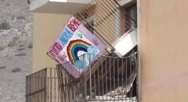 La bufala del balcone crollato con la striscione ‘Andrà tutto bene’