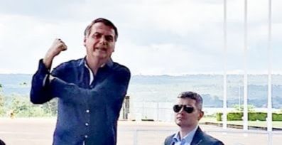 Jair Bolsonaro nega di essere positivo al Coronavirus e fa il gesto dell’ombrello