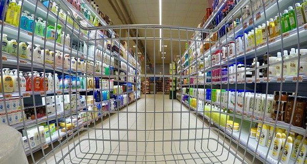 Coronavirus, per il sindaco di Osaka «le donne sono lente a fare la spesa»