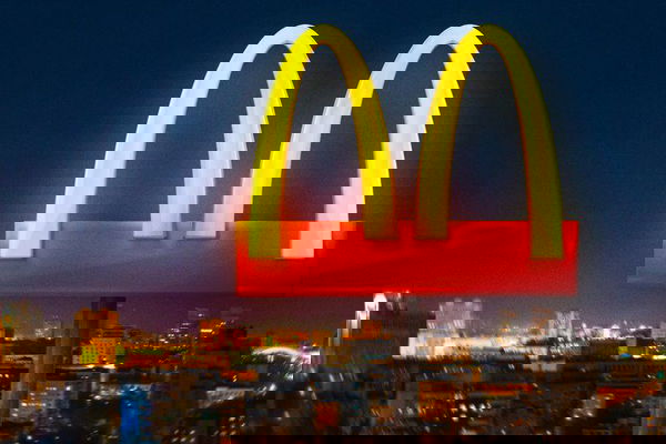McDonald’s cambia lo storico logo per via del coronavirus