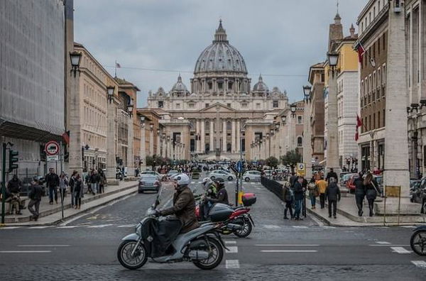 Chiese chiuse, anzi no. Il passo indietro della Diocesi di Roma