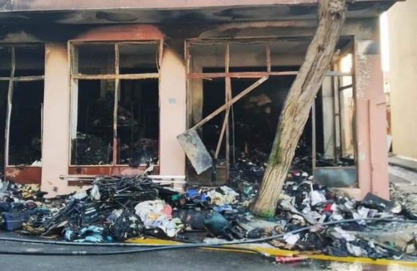 La disumanità di chi ha dato fuoco alle scorte per i rifugiati a Chios