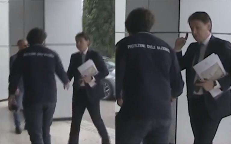 Come Giuseppe Conte si è ricordato all’ultimo momento di aver ‘vietato’ le strette di mano | VIDEO