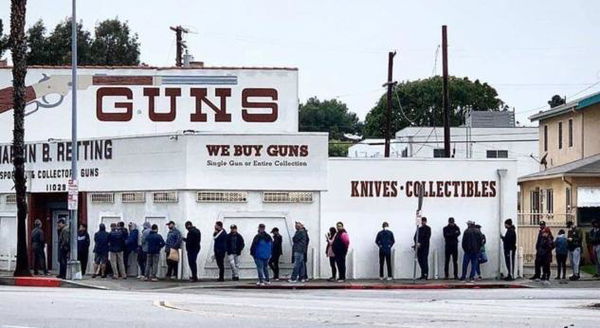 Gli americani vogliono vincere la guerra contro il Coronavirus facendo la fila per le munizioni