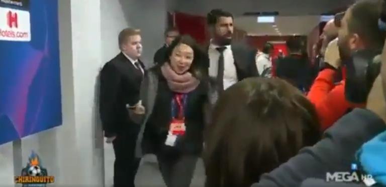 Diego Costa, attaccante dell’Atletico Madrid, tossisce sui giornalisti in miexed-zone | VIDEO