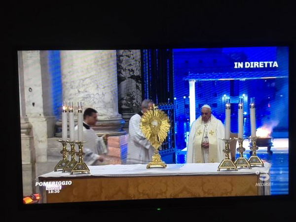 Coronavirus, Socci attacca il Papa perché non si inginocchia e chiede il mea culpa per la Pachamama a San Pietro