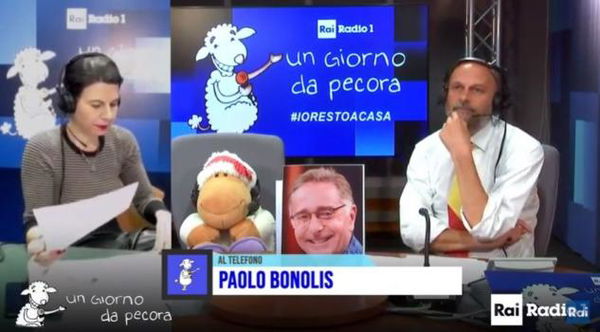 La battuta di Bonolis sulla recita de ‘L’eterno riposo’ del duo D’Urso-Salvini: «Vogliono soppiantare il Papa»