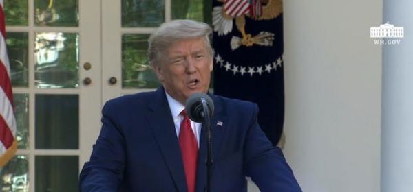 Gli Usa inviano 100 milioni di dollari di prodotti sanitari e Trump dice che «Giuseppi was very very happy» | VIDEO