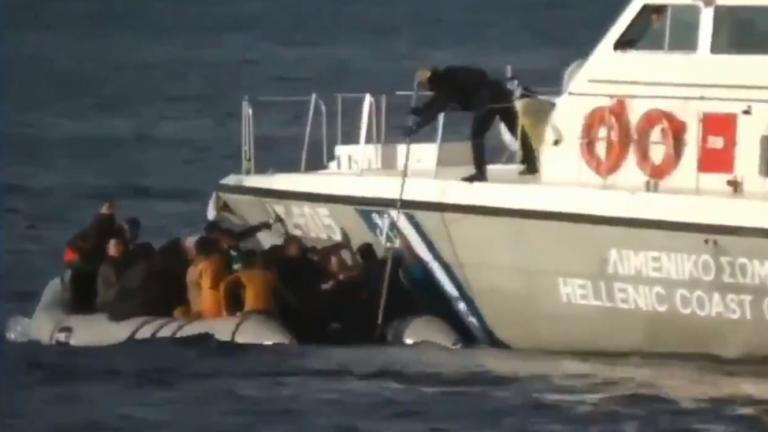 La Turchia accusa la guardia costiera greca di aver tentato di affondare un gommone con a bordo migranti | VIDEO