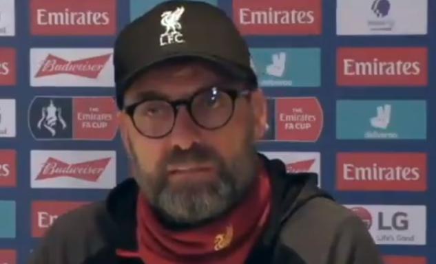 La faccia di Klopp quando gli si chiede del coronavirus: «Non ha importanza quel che dicono le persone famose» | VIDEO