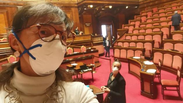 La fotografia della senatrice Gallicchio che mostra i banchi della Lega vuoti in Senato article-post