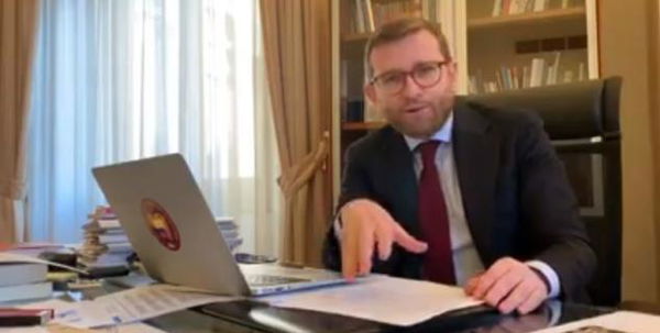 Il ministro Provenzano e quel «dovremo aiutare anche chi lavorava in nero»