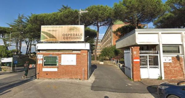 Follia all’Ospedale Cotugno: è stanco di attendere per il tampone e sputa su medico e infermiere